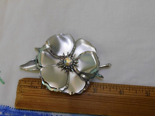 Vintage Aurora Borealis Rhinestone Silver tone Large Flower Brooch - Foto 4 di 6