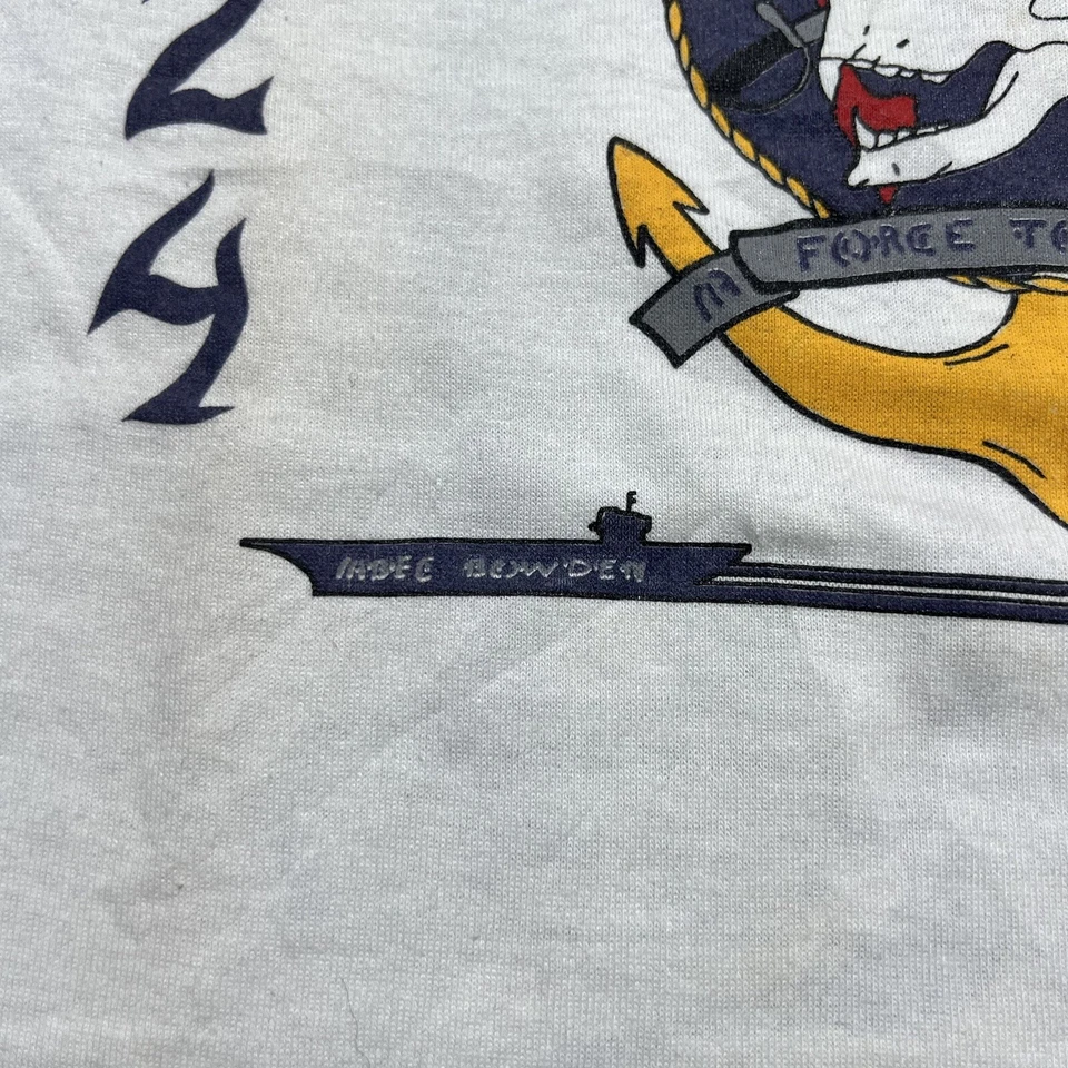 Винтажная футболка 80-х годов темно-синяя лодочная эскадрилья военная C224 DIV3 череп меч пистолет - средняя - Изображение 3 из 4