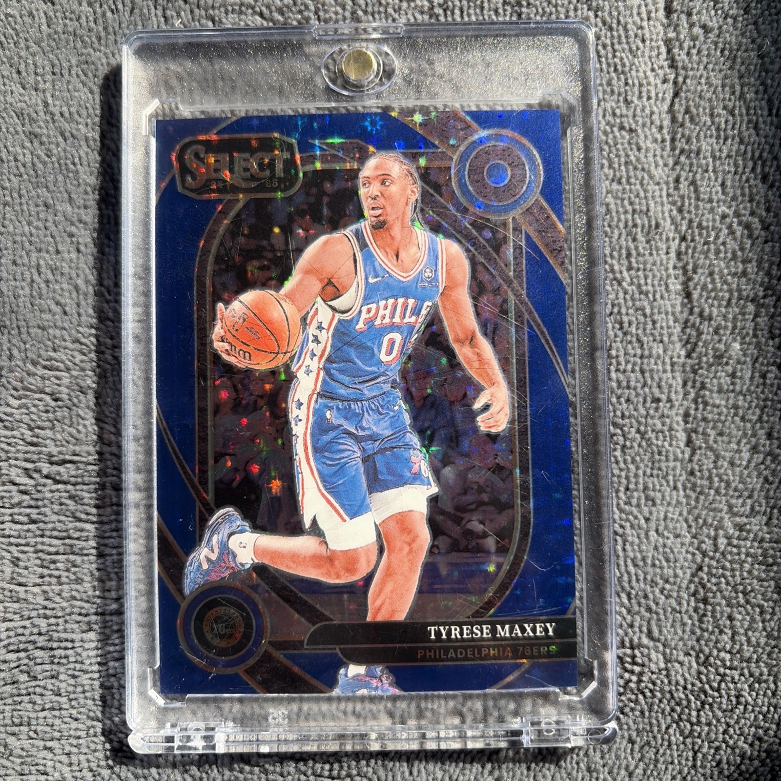 2024-25 Panini Select Courtside Blue Stars Prizm 17/20 Tyrese Maxey #243