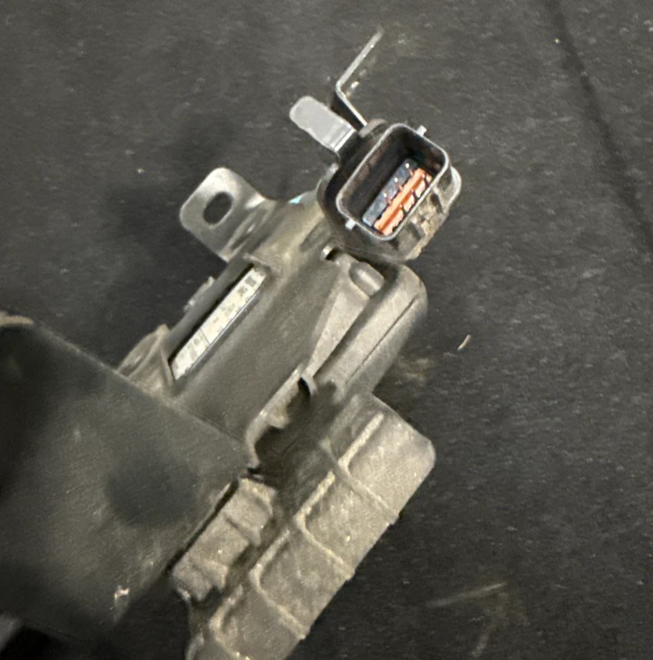 Módulo de detección de punto ciego Hyundai Elantra 2017-2018 diestro OEM 95821-F2001 Foto 4 de 4