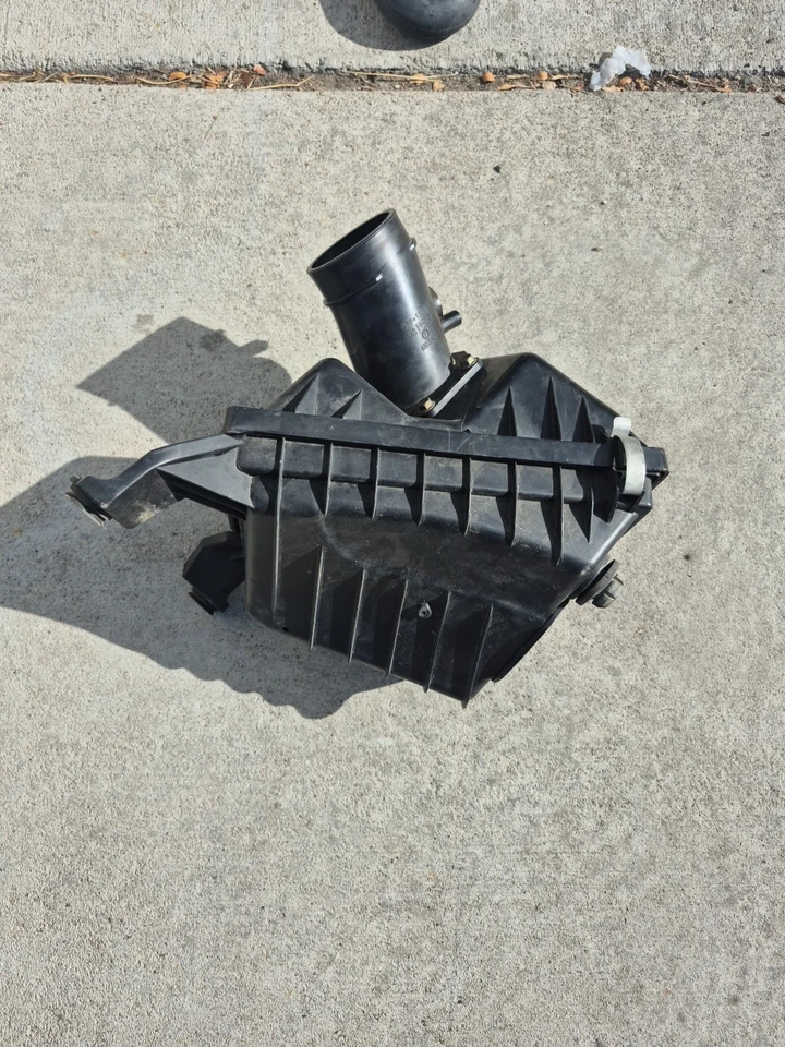 Caja de admisión de filtro de aire Subaru Impreza 2005-2007 2,5 L sin turbo OEM Foto 2 de 3