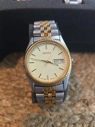Seiko Quartz 7N43-8111 Two Tone Day Date Vintage Men’s Watch Luminescent Dail.