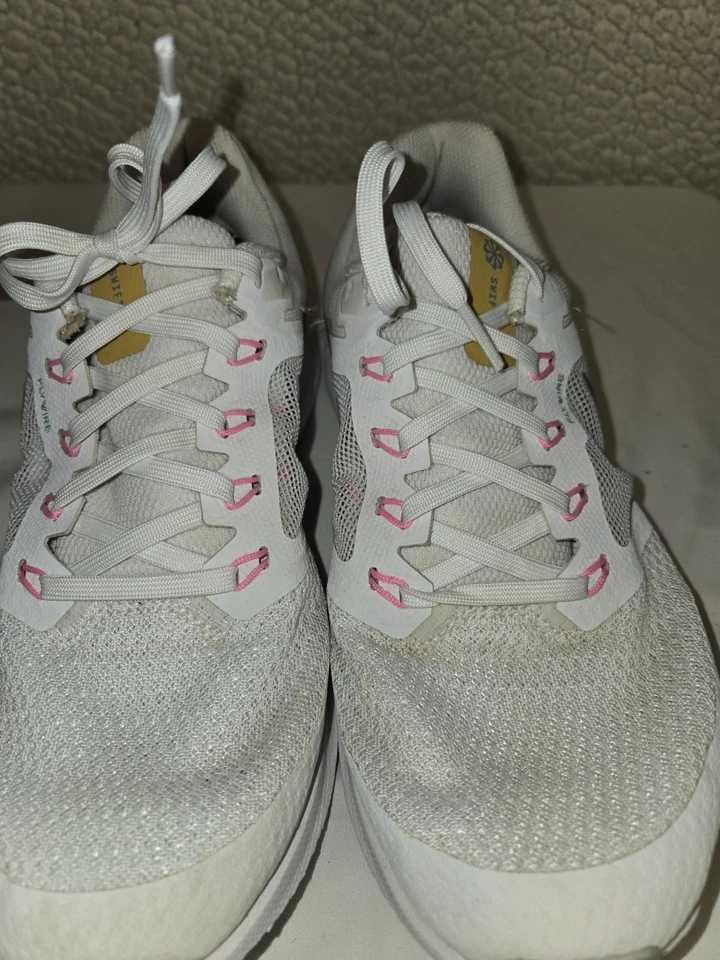 Nike Mujer Run Swift 3 Talla 8.5 DV7889-100 Blanco con Acentos Rosa Foto 4 de 4