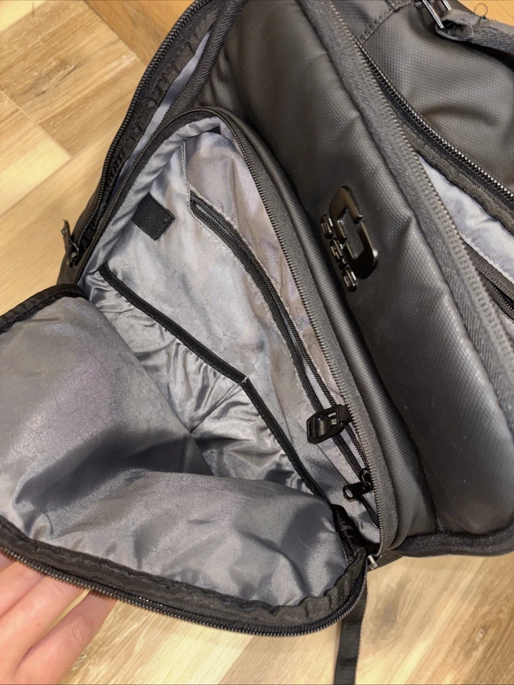 Paquete XL bordado con logotipo de Lamkin Company OGIO Commuter Foto 3 de 4