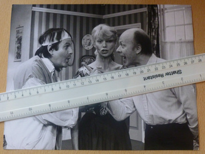 Brian Murphy Ralph Bates Helen Gill läuft für Ihre Frau Bühnenspiel Foto