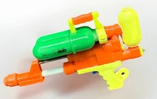 Vintage 1990s Super Soaker 200 Mini Water Squirt Gun Toy Plastic Keychain