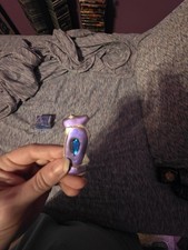 Fioletowa puchowa przypinka do tkaniny ręcznie robiona lexie damska 