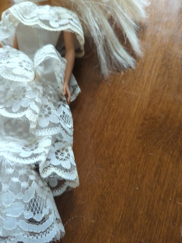 Bride BARBIE DOLL 1998 Indonesia BLONDE HAIR BLUE EYES White BRIDE DRESS Jewelry - Picture 9 of 11