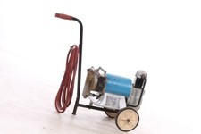 sehr alter Kompressor Werkstatt Oldtimer mit Handwagen rollbar