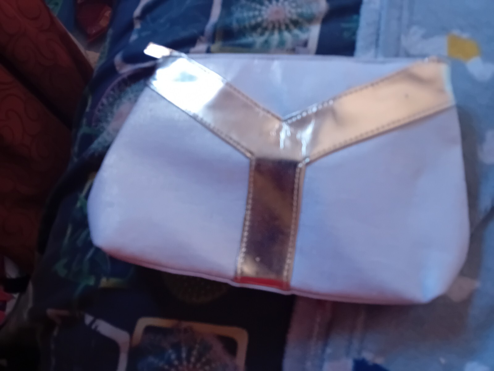 Borsa trucco Yves Saint Laurent crema e oro chiusura con zip