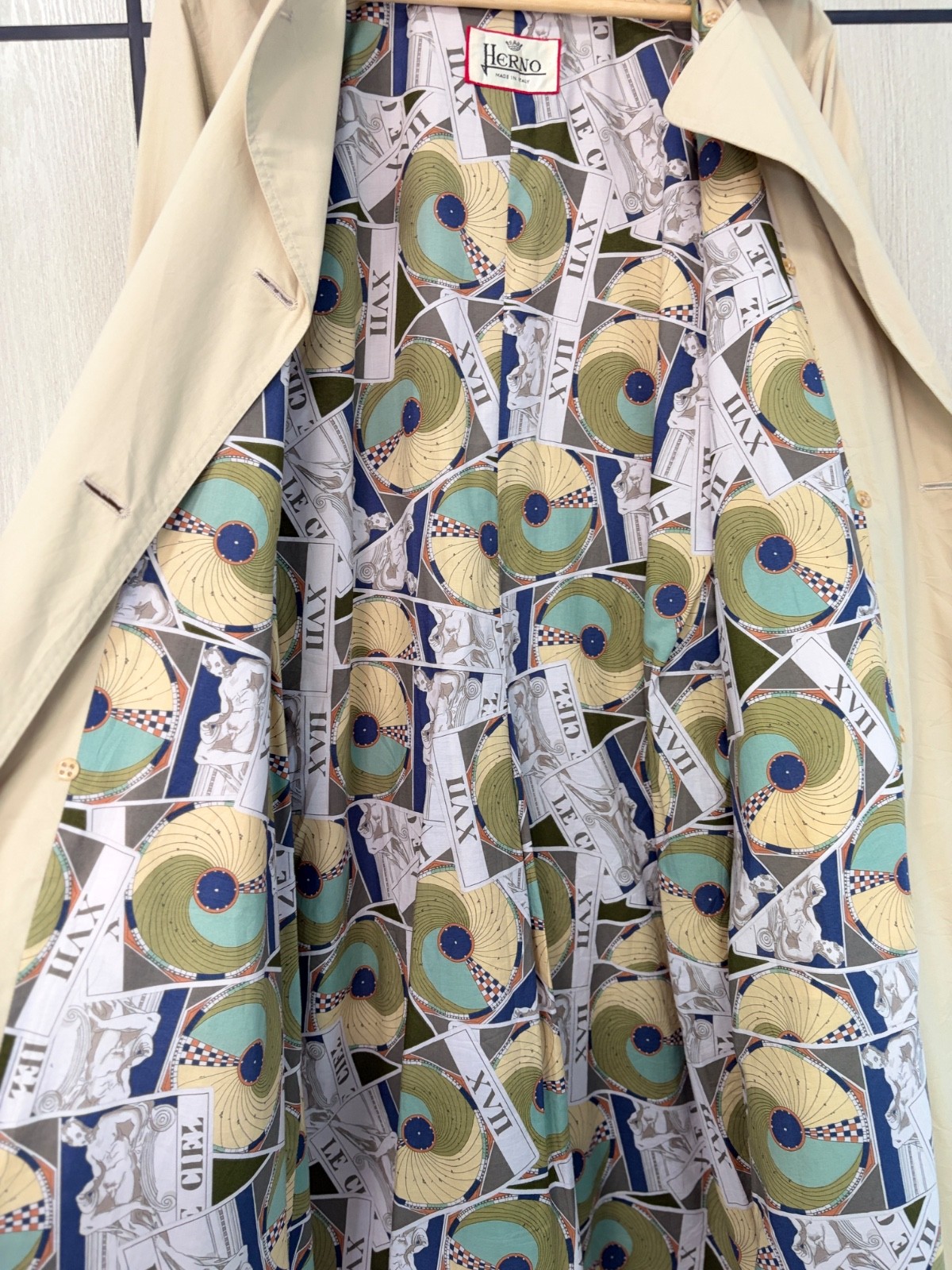 Herno, Vtg 80s HERNO Italy Trench Coat Mens L Beige Cotton Graphic Art Printed Lining