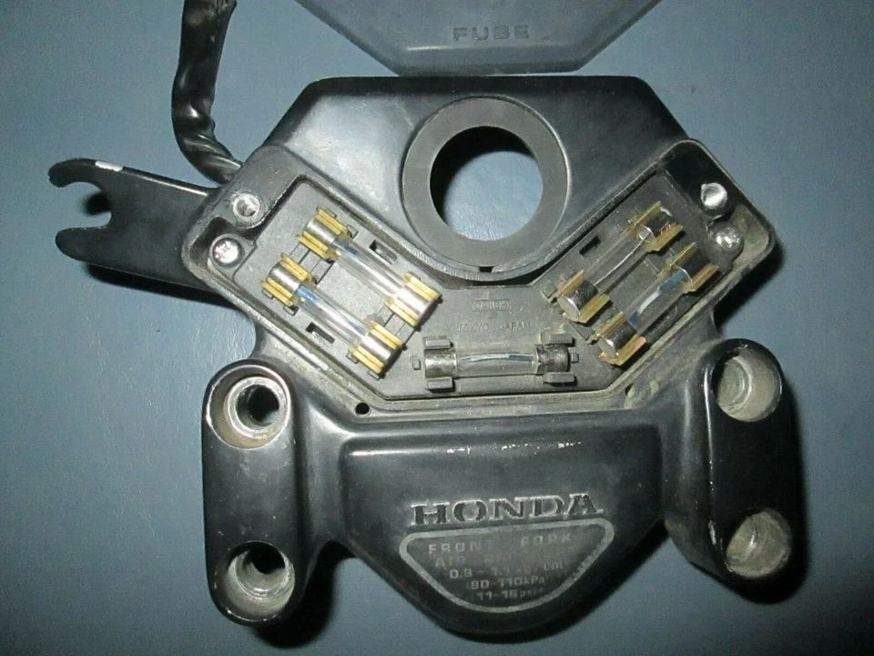  SOPORTE MANGO SUPERIOR PERSONALIZADO HONDA CB750/900 531-461-770, MONTAJE CAJA FUSIBLES Foto 2 de 4