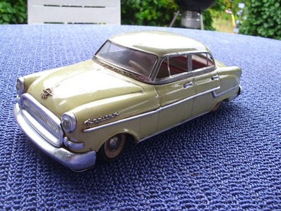 Gama 400 Opel Kapitän 1954 Blechauto Friktion mit Patina