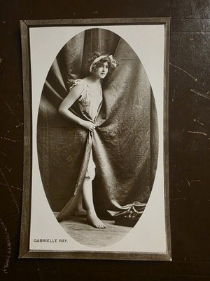 SCHAUSPIELERIN MISS GABRIELLE RAY KOMMT DURCH DIE VORHÄNGE. ECHTFOTO POSTKARTE 