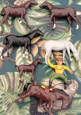 Vintage Metall/Druckguss bemalte Pferde u.a. Britains plus Cowboy 