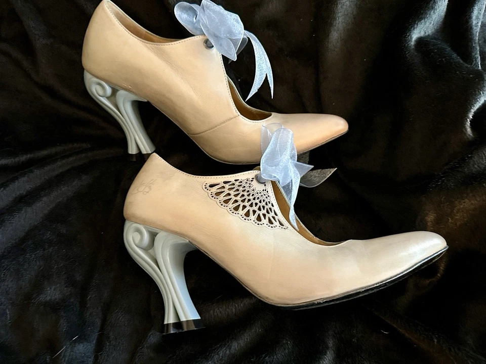 John Fluevog Vintage Comunicação Celestial Estella, Salto Dourado/Azul, Tamanho 7.5 - Imagem 2 de 4