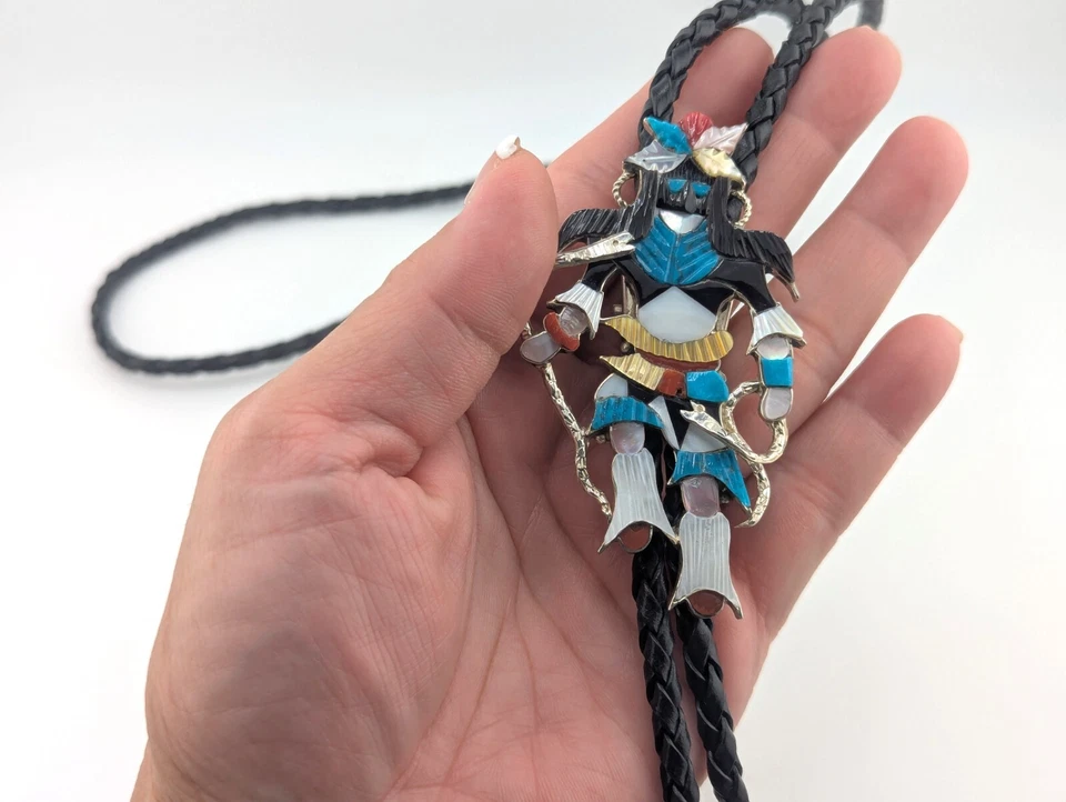 Corbata Bolo Hecha a Mano Zuni Firmada Beyuka Serpiente Bailarina Nativo Americano Joyería Foto 3 de 4