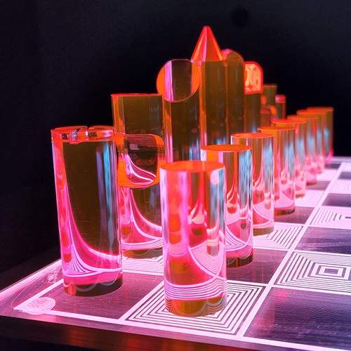 NEW! OnDisplay Deluxe Acrylic Fire & Ice LED Light Glow Chess Set - Luxury Game - Picture 9 of 10