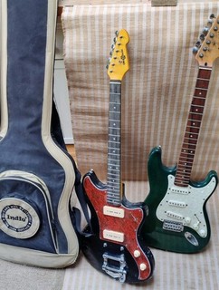 2 VINTAGE E GITARREN UND GEPOLSTERTER KOFFER BRAUCHEN ETWAS TLC GUT AUSSEHENDE KOPIEN?