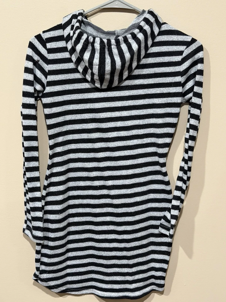 Rue21 Vestido Sudadera con Capucha Manga Larga Rayas Blanco y Negro. Pre-amado talla pequeño Foto 3 de 3