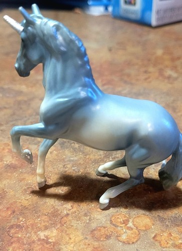 Breyer Stablemates - Unicorn Crazy Surprise Serie 4 - MINI ALBOROZO hellblau - Bild 2 von 2