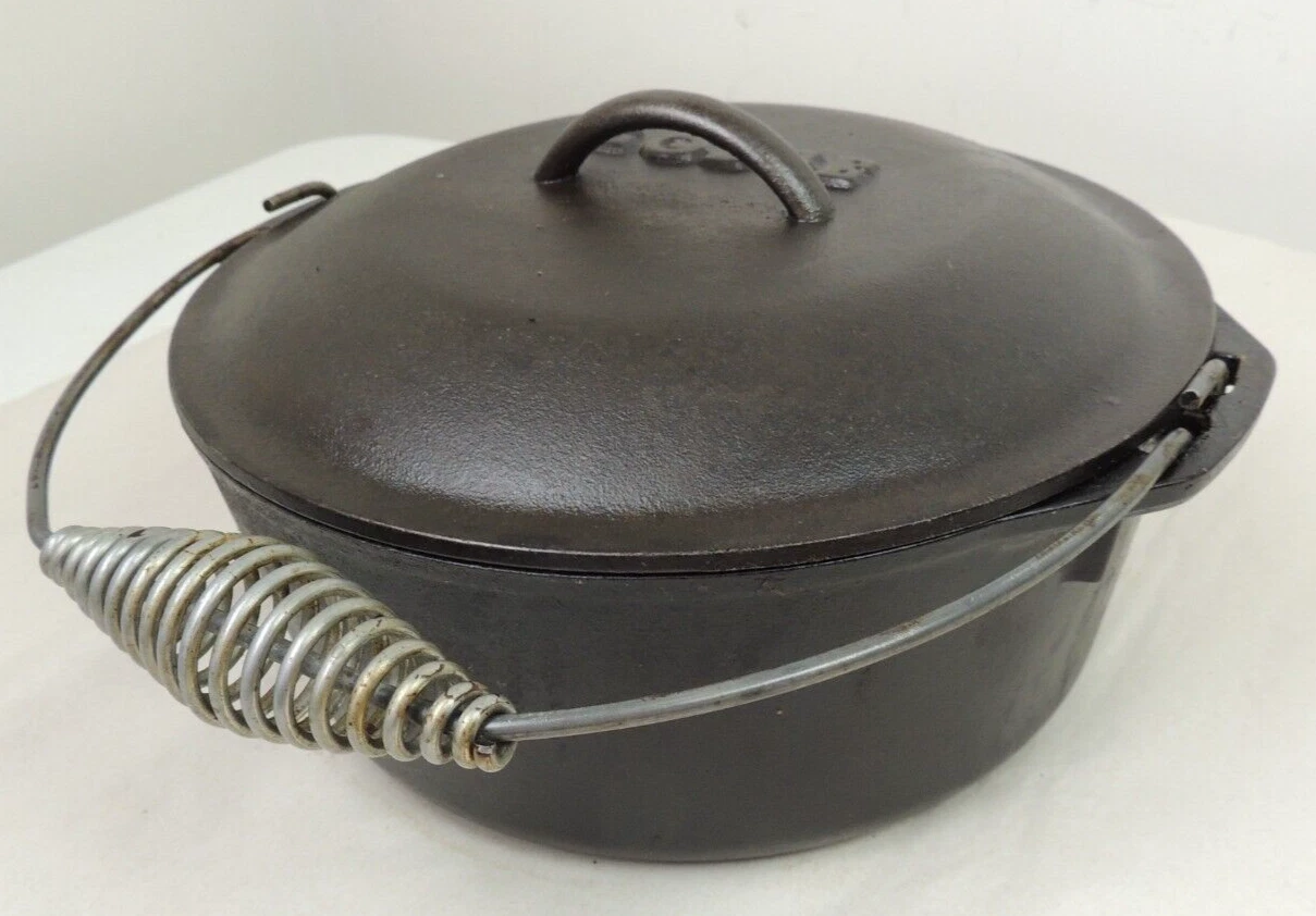 Lodge #8 8DO Cast Iron Dutch Oven w/Lid Handle Raised Letters Reseasoned USA