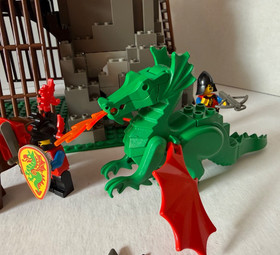 Vintage LEGO Castle #6076 DARK DRAGON'S DEN~100% Complete with/Manual