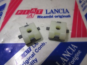 2 fermi fissaggio pannelli porta 14220190 Lancia Dedra 3301.17 Alfa 155,145//6