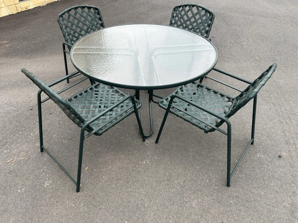 Hermoso juego de mesa y 4 sillas de patio Jordan marrón Foto 3 de 4