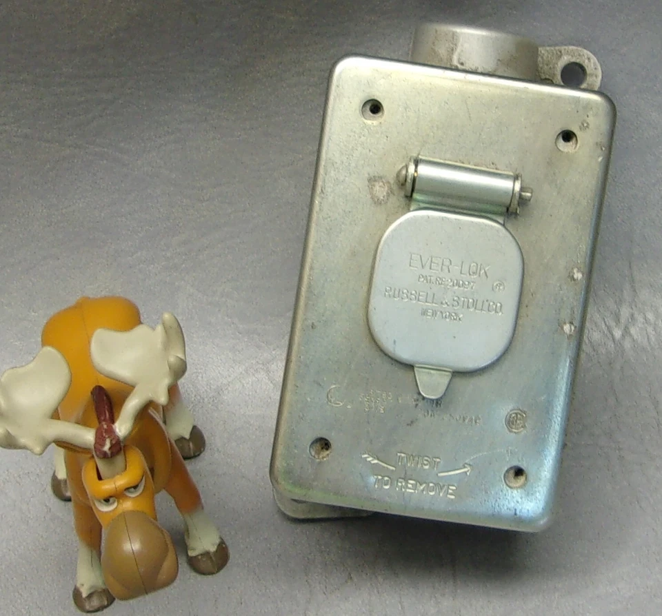 Caja receptáculo macho a prueba de polvo R&S EVER-LOK 8753U1 20A 125V 2P3W enano Foto 2 de 4