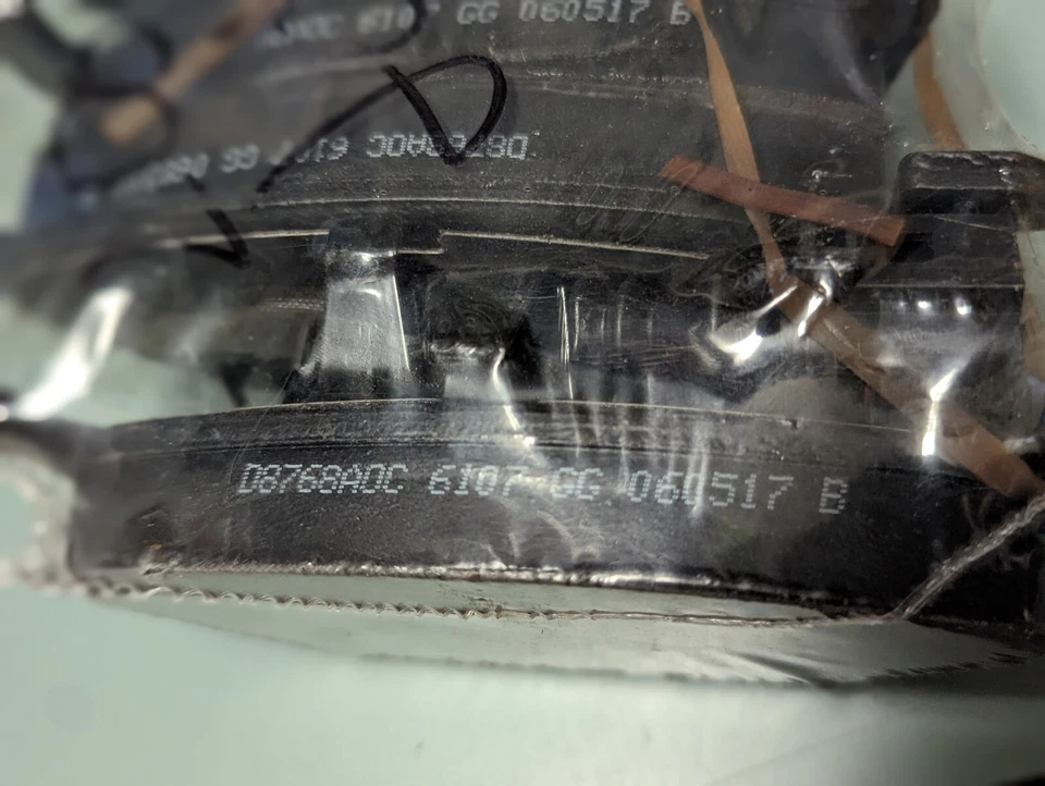 Комплект дисковых тормозных колодок VW AUDI AXMD687A - Изображение 4 из 4