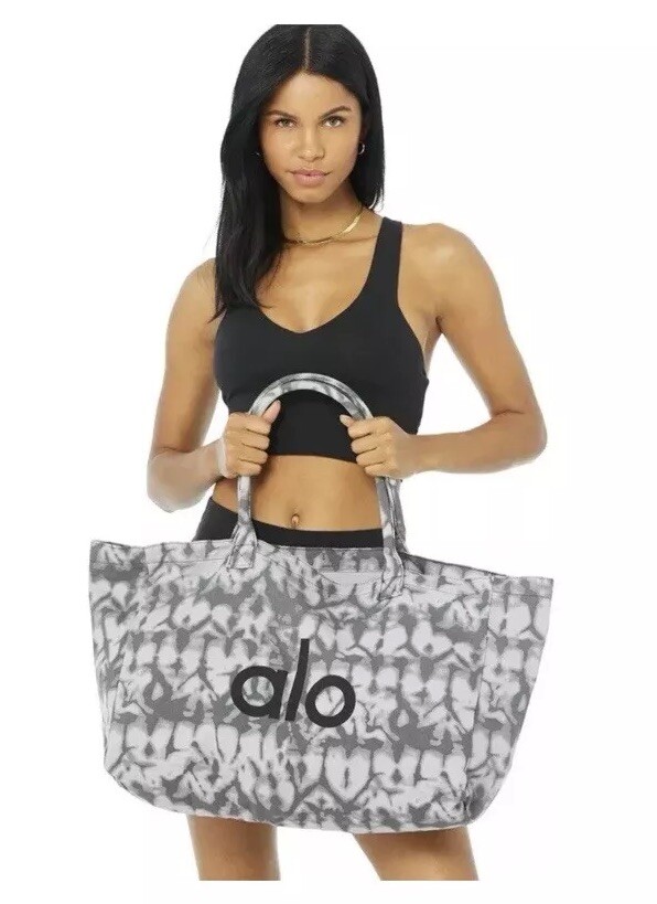 在庫有り！【ALO Yoga】人気のShopper TOTE BAG Alo Yoga Shopper Tote Bag Grey Tiedye Cotton Lightweight One