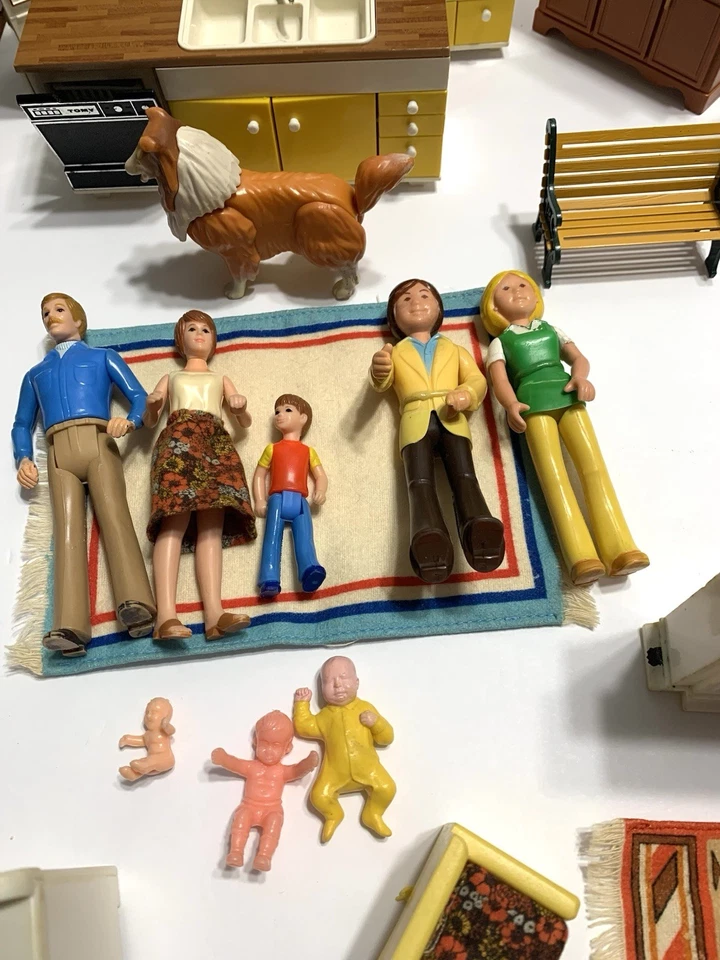 Lote de bonecos colecionáveis vintage Tomy Fisher Price sortimento móveis para casa de bonecas - Imagem 2 de 4