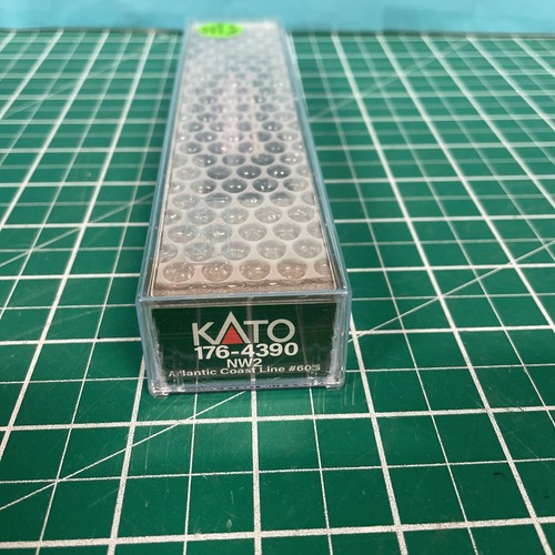 New! N-Scale Kato 176-4390 NW2 ACL $260.00 Make offer - Picture 11 of 13