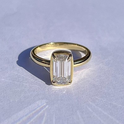 18kt Gelbgold maßgefertigter 1,75ct länglicher Smaragd Moissanit Ring Scott Bonomo