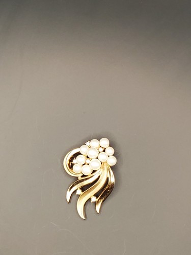 Vintage TRIFARI goldfarbene Kunstperle Blumenblatt Brosche/Pin - Bild 2 von 10