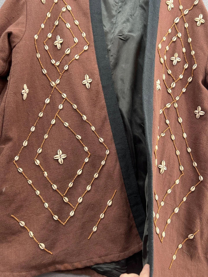 Chaqueta Ashro Mujer Pequeña Marrón Cowrie Shell Cuentas Forrada Frente Abierto Boho Tribal Foto 3 de 4