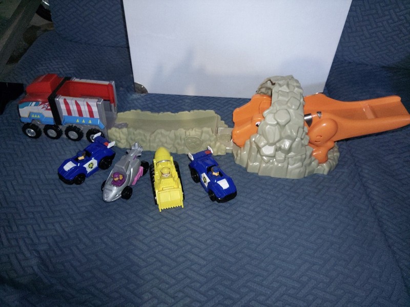 PAW PATROL DINO RESCUE T REX PLAYSET & 4 TRUE METAL DIECAST CAR LOT