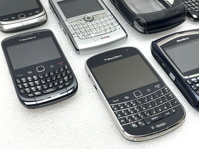 MOTOROLA BLACKBERRY PHONE LOT OF 16 TORCH CURVE BOLD 8700G PEARL