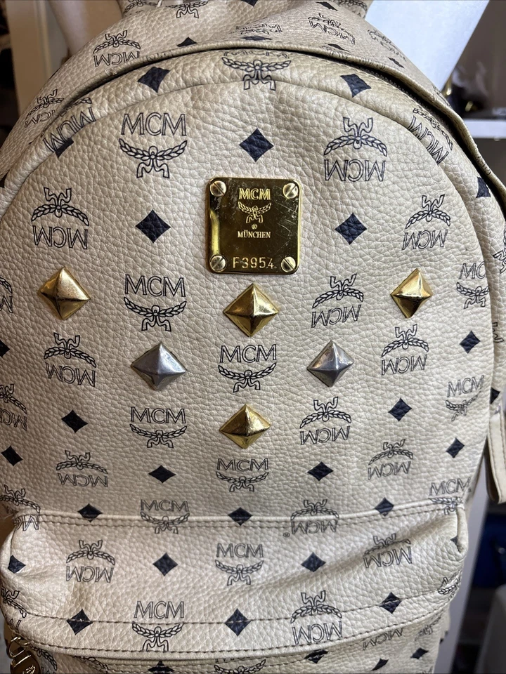 Mochila MCM Visetos Stark con tachuelas con patrón de monograma crema. Foto 4 de 4