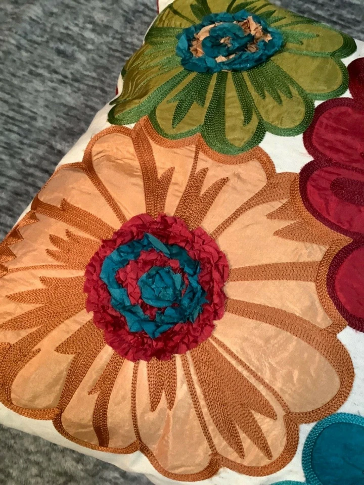 Almohada Floral Bordada Pier 1 Imports (1) Rojo Azul Verde Amarillo 18" x 18" Nueva con Etiquetas Foto 4 de 4