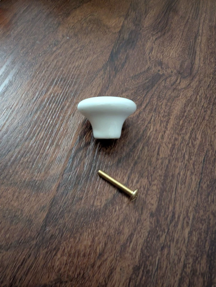 Juego de 30 perillas de cajón redondas de porcelana de 1 1/2" vintage sin marca con tornillos de 1" Foto 3 de 4