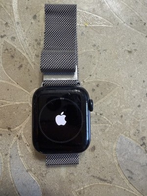 Apple Watch SE (2nd Generation) 40mm Aluminum Case with Sport Loop