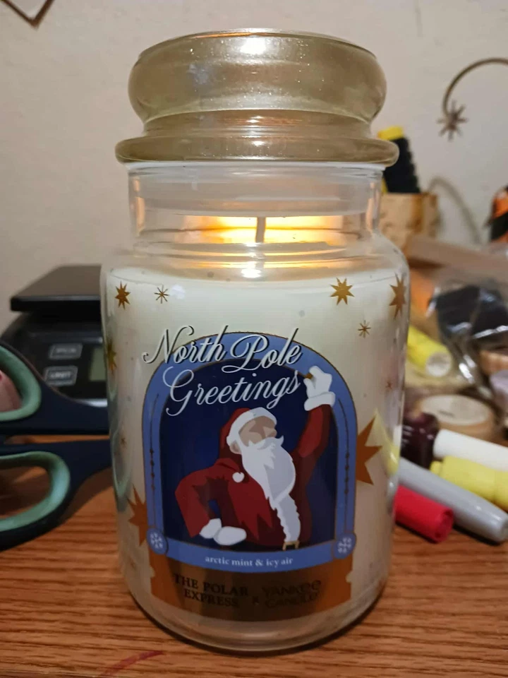YANKEE CANDLE North Pole Greetings 22oz Jar Candle Polar Express Collection NOVO - Imagem 3 de 4