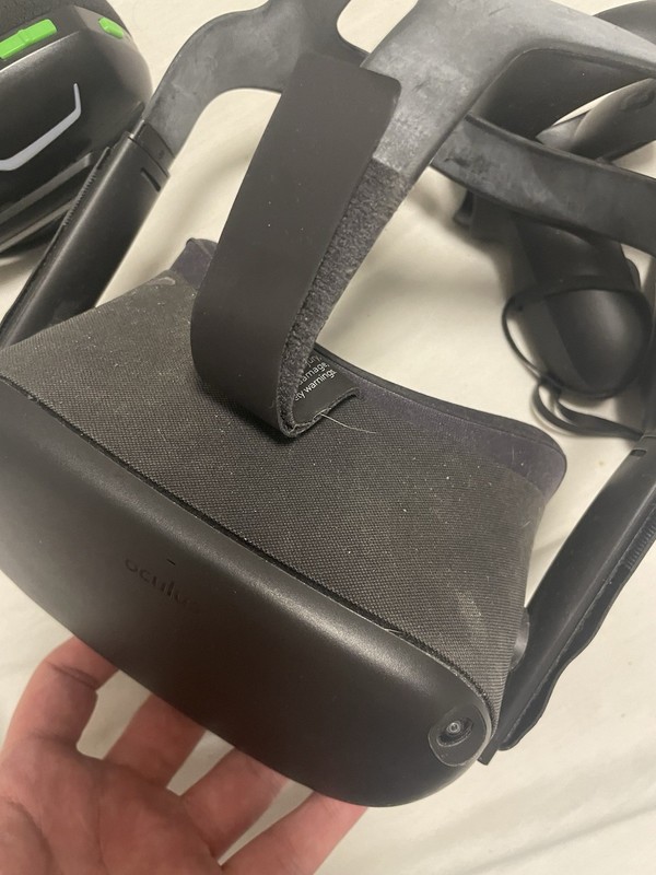 Oculus Quest Standalone VR Headset 72Hz Black w/ Controllers & Carrying Case