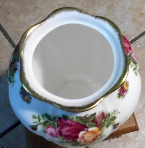 Royal Albert Old Country Roses Vase Unused - Picture 2 of 4