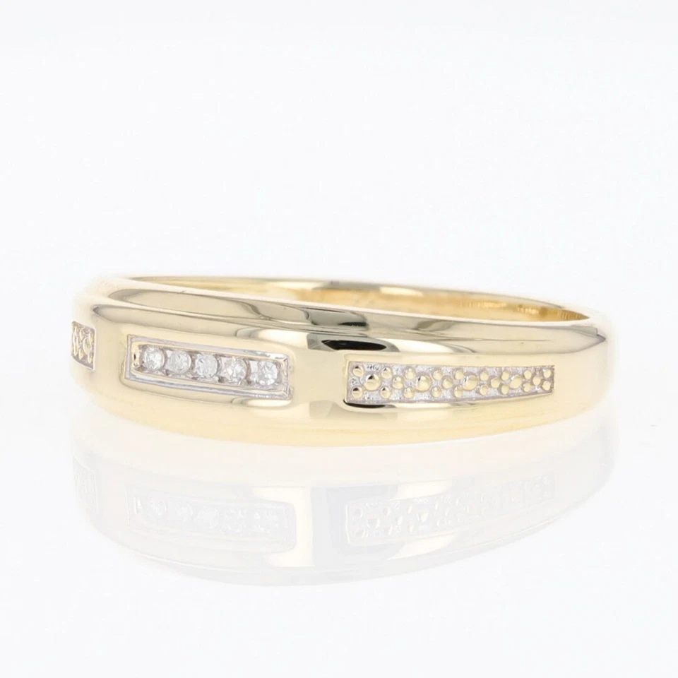 Anillo de alianza de boda de oro amarillo de 10 k con conjunto de canales de diamantes redondos de 0,03 quilates talla 11,25 Foto 3 de 4