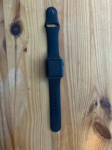 Apple Watch Series 1 in Case für Bastler*innen, da Akku sehr schwach