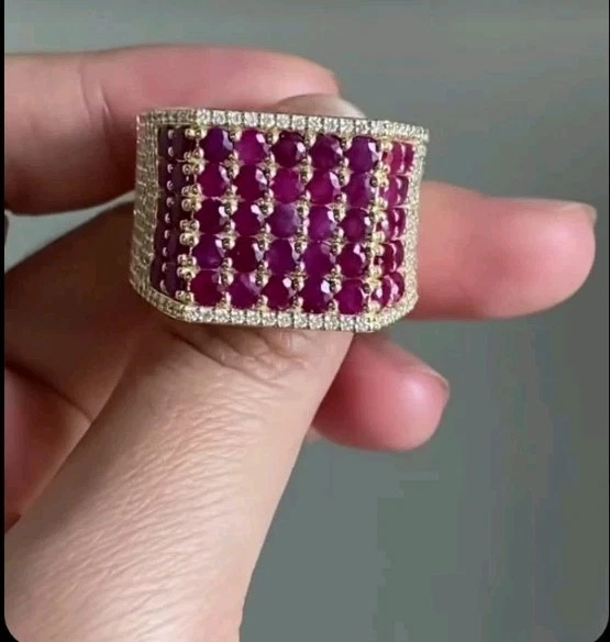 Anillo de compromiso para hombre creado rubí y moissanita enchapado en oro amarillo de 14 k de 3 quilates Foto 4 de 4