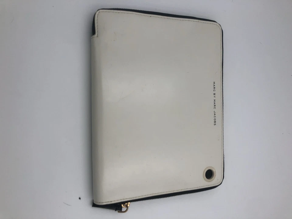 Funda para tableta de charol blanco y negro MARC JACOBS precio de venta sugerido por el fabricante $178 Funda para iPad Foto 4 de 4